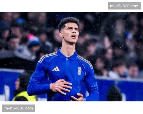 特写镜头：终场前，莱万特队长召集全部十名球员退回本方三十米区域布防