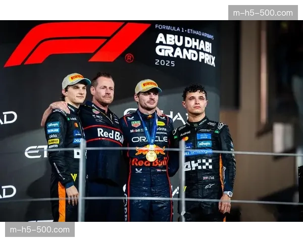 维斯塔潘与皮亚斯特里在铃鹿赛道一号弯发生擦碰,引发赛会调查 维斯塔潘与皮亚斯特里在铃鹿赛道一号弯发生擦碰,引发赛会调查